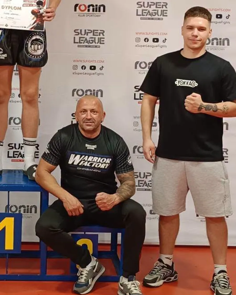 Trener Warrior Factory przy podium z zawodnikami